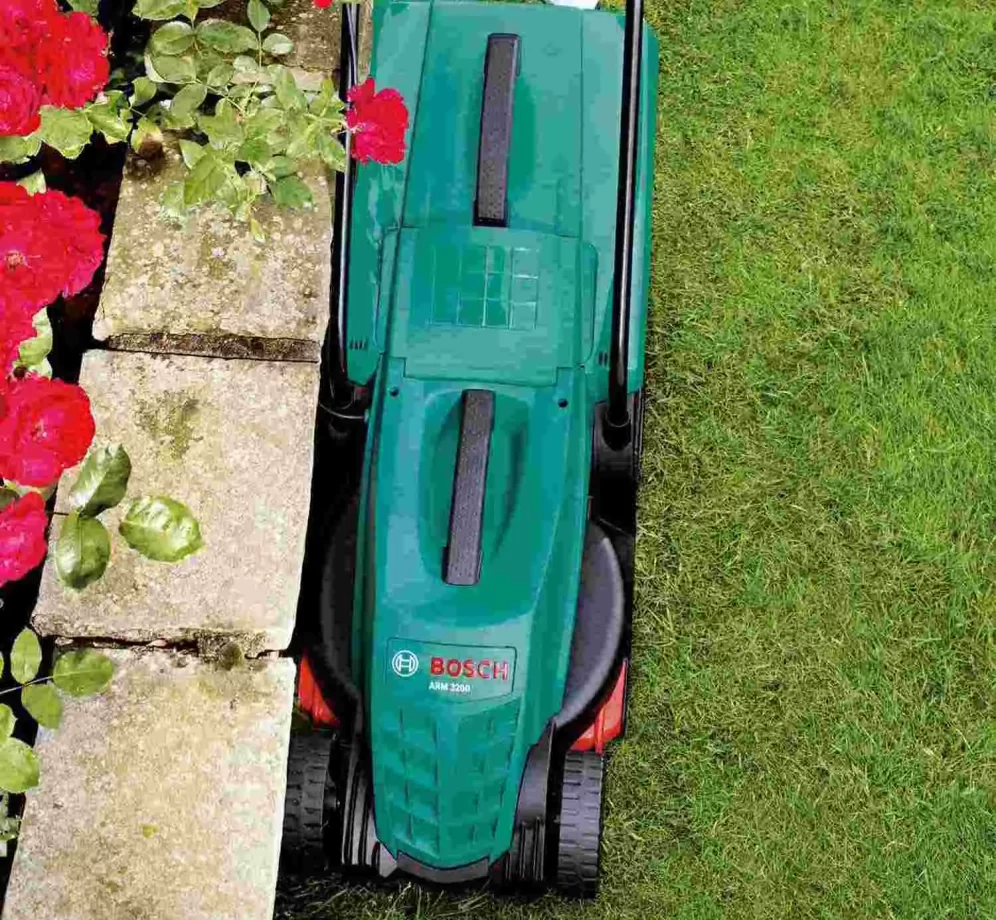 La tondeuse à gazon Bosch ARM 32 : la performante jusqu’en bordure de la pelouse